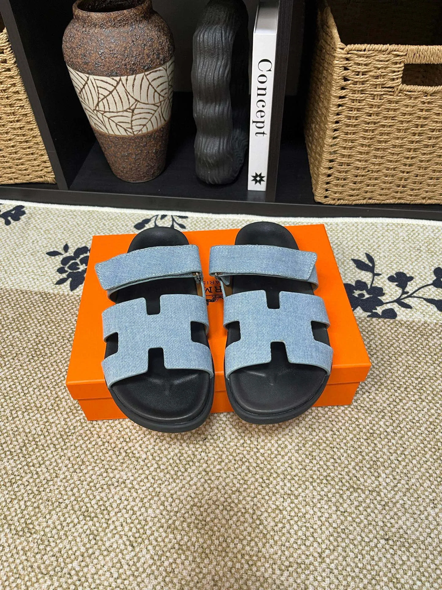 P300 Long-term stock Hermes men’s Kazimir slippers for couples - top quality woven calfskin functional sandals with intertwined uppers inspired by the “H” iconic pattern to create a casual look, perfect for summer. Imported cowhide + cowhide lining + TUP outsole Size: 35-46